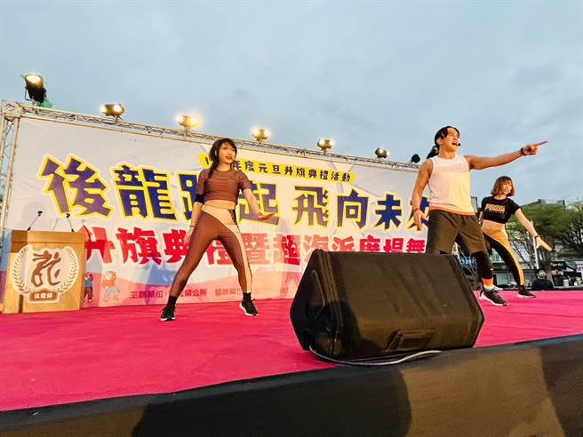 有氧广场舞老师Terry江振恺带动唱。（后龙镇公所提供／李京升苗栗传真）