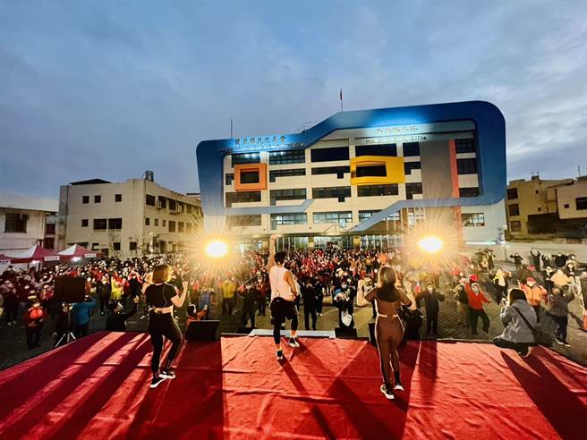 苗栗县后龙镇公所为迎接新的一年，以「后龙跃起、飞向未来」为主题，1日上午6点在后龙镇公所前广场，举办元旦升旗典礼。（后龙镇公所提供／李京升苗栗传真）