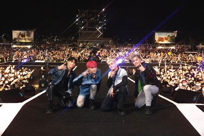 高有翔（左起）、吴昱廷、蔡承佑、高胥崴连赶两场跨年晚会。（滚石唱片提供）