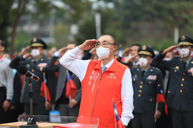 迎接兔年到來，高雄市岡山榮家今天上午舉辦大規模的升旗典禮，為嶄新的一年揭開序幕，輔導會主委馮世寬南下親臨主持。 (岡山榮家提供／林雅惠傳真)