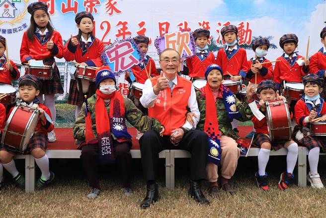 迎接兔年到來，高雄市岡山榮家今天上午舉辦大規模的升旗典禮，為嶄新的一年揭開序幕，輔導會主委馮世寬南下親臨主持。 (岡山榮家提供／林雅惠傳真)