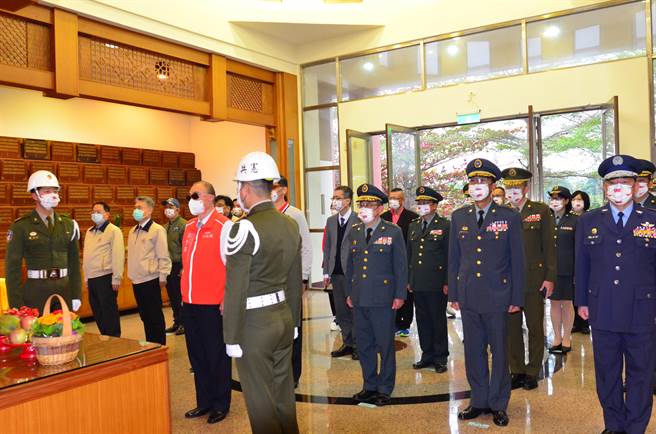 馮世寬為感念歷年亡故榮民前輩生前保衛國家，犧牲奉獻，特於參加岡山榮家2023元旦升旗活動前，至榮靈祠主持祭悼歷年亡故榮民典禮，並由會屬機關、軍方、民間代表擔任陪祭。 (岡山榮家提供／林雅惠傳真)