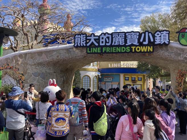 丽宝乐园度假区一早就游客如织，许多游客直奔《熊大的丽宝小鎭》。（丽宝乐园度假区提供）
