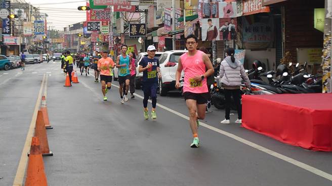 彰化永靖元旦路跑，是彰化县2023年第一场路跑赛事，由永靖乡公所主办，每年赛事开始前都会在公所前广场举办升旗典礼，随后在乡长、地方仕绅等人的见证下，鸣枪起跑。（吴建辉摄）