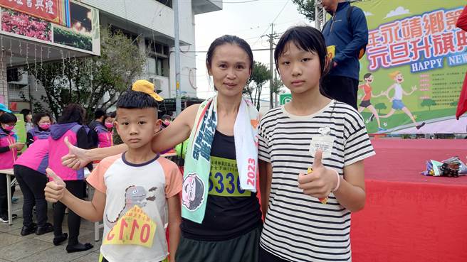 社女组第一名许玉芳，女儿杨觐得小女组第一名，今年再度夺得冠军，许玉芳的儿子杨叡也获得小男组第七名。（吴建辉摄）