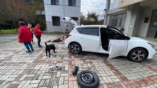 胜光派出所副所长张明殷平时热心助人，加上常有游客爆胎求助，练就一身换轮胎的好功夫。（警方提供／陈淑娥台中传真）