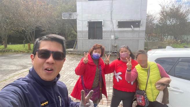 胜光派出所副所长张明殷平时热心助人，加上常有游客爆胎求助，练就一身换轮胎的好功夫。（警方提供／陈淑娥台中传真）