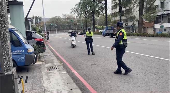 员警于店面前取缔违规骑士。（翻摄照片／崔正纲高雄传真）