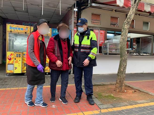 8旬老婦剛搬家散步迷路，桃警根據老婦女兒提供的特徵，使出人海戰術尋人，終助老婦返家。(翻攝照片／蔡依珍桃園傳真)