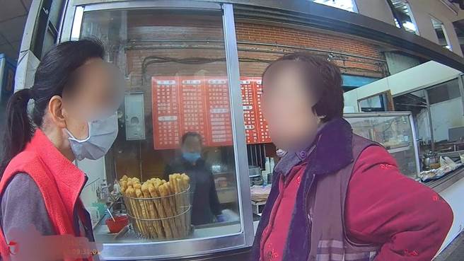 8旬老婦剛搬家散步迷路，桃警根據老婦女兒提供的特徵，使出人海戰術尋人，終助老婦返家。(翻攝照片／蔡依珍桃園傳真)