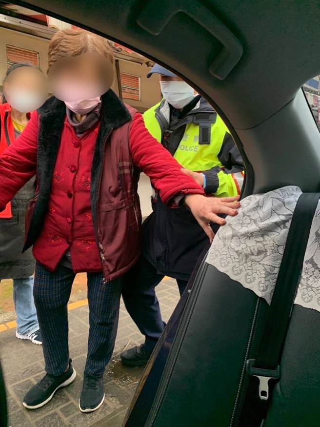 8旬老婦剛搬家散步迷路，桃警根據老婦女兒提供的特徵，使出人海戰術尋人，終助老婦返家。(翻攝照片／蔡依珍桃園傳真)