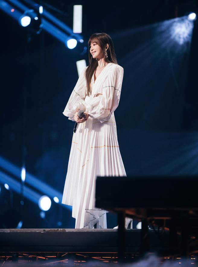 王心凌昨晚身穿V領白色百褶裙套裝，仙氣十足。（天晴娛樂提供）