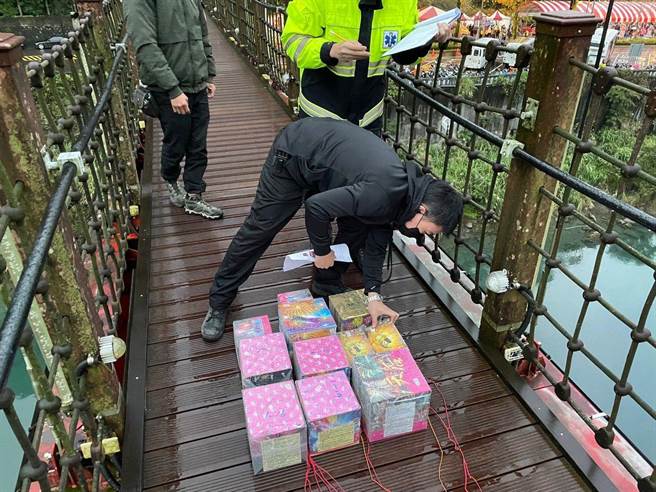 新北消防局第四大队于乌来烟火活动前确认烟火数量、种类及规格，确保活动安全。（新北消防局第四大队提供）