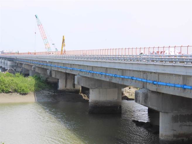 台南五王大桥严重车祸，4名乘客喷飞车外2人无生命迹象  1受困抢救中(示意图/中时资料库)