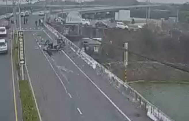 台南五王大桥严重车祸，4名乘客喷飞车外2人无生命迹象  1受困抢救中(记者爆料网提供)