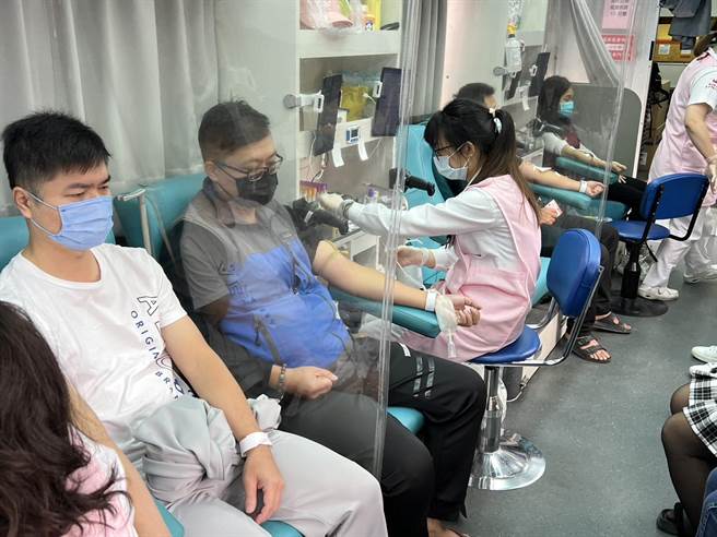 台中捐血中心血库存量不足，林内紫斑蝶同济会今天在林内乡公所前举办捐血活动，民眾踊跃排队捐血。（周丽兰摄）
