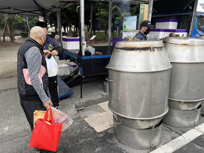 林内紫斑蝶同济会今（1日）在林内乡公所前举办捐血活动，送现烤烤鸡。（周丽兰摄）