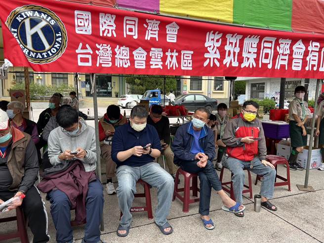 林内紫斑蝶同济会连续７年举办元旦捐血活动，今天从早上9点等候捐血者大排长龙。（周丽兰摄）