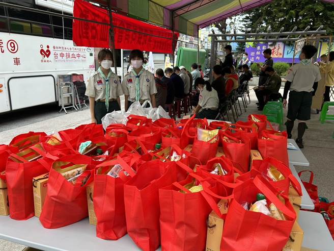 林内紫斑蝶同济会今天加码提供捐血民眾一只热腾腾的现烤烤鸡、梨山茶叶、温室圣女小番茄，渊明国中童军团也来支援。（周丽兰摄）