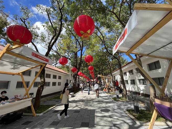 座落在大湳森林公园内的八块厝民俗艺术村，馆舍入口以闽式屋梁作为意象，建物以闽式白墙、红瓦为主，并设计闽式窗花，以营造传统闽式建筑的氛围。（陈梦茹摄）