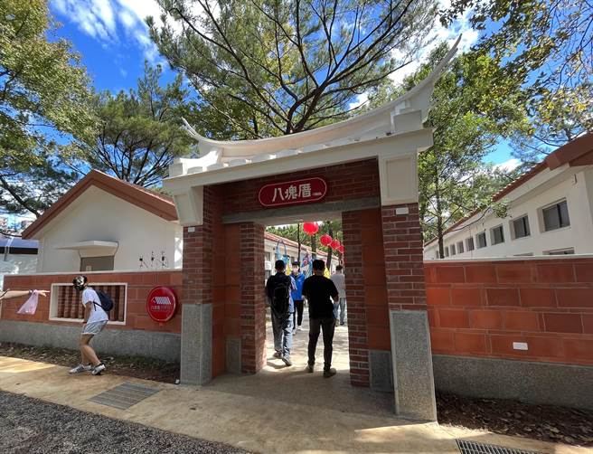 座落在大湳森林公园内的八块厝民俗艺术村，馆舍入口以闽式屋梁作为意象，建物以闽式白墙、红瓦为主，并设计闽式窗花，以营造传统闽式建筑的氛围。（陈梦茹摄）