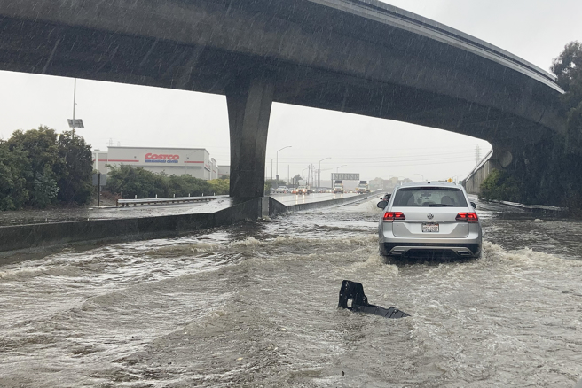 美國北加州跨年夜當天降大豪雨，多地緊急發布疏散命令。（圖／美聯社）