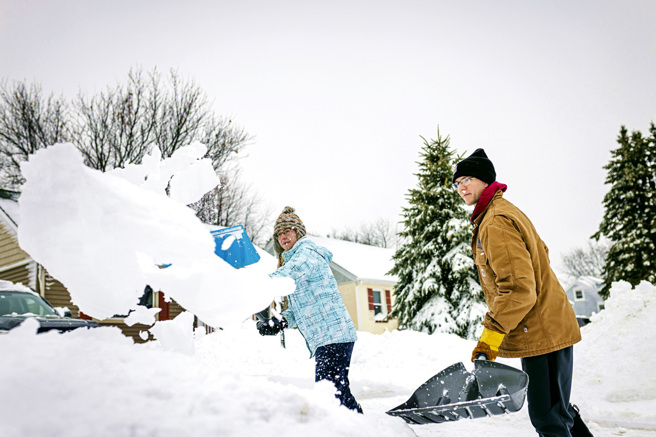 专家警告，铲雪会升高心臟病发风险。（资料照／美联社）
