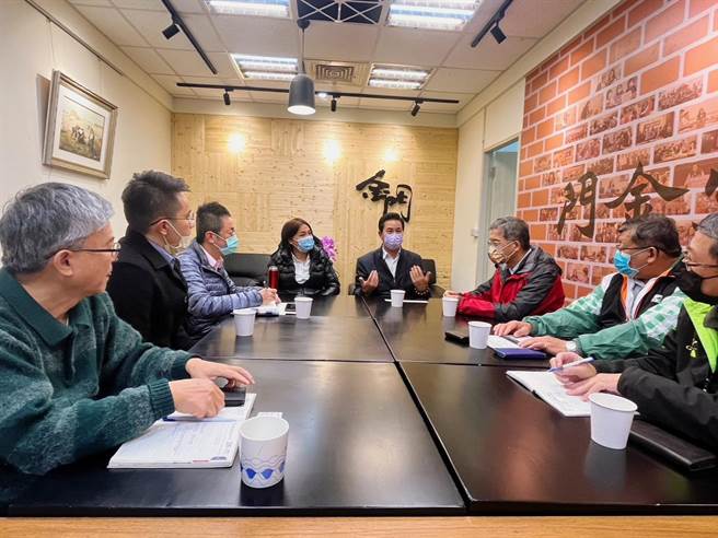 金门县长陈福海(右4)拜会交通部高公局，争取将金门大桥定位为国道，由中央维管减轻地方负担。(图／金门县政府提供)