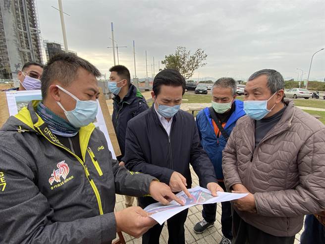 陈福海(右3)马不停蹄赶回金门前往大桥会勘，与相关人员研议车种分流的解决方法。(于家麒摄)