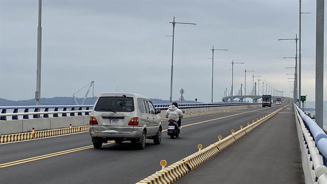 金门大桥「汽、机车混合通行」，常使机车骑士在风速较强时骑得心惊胆颤。(于家麒摄)