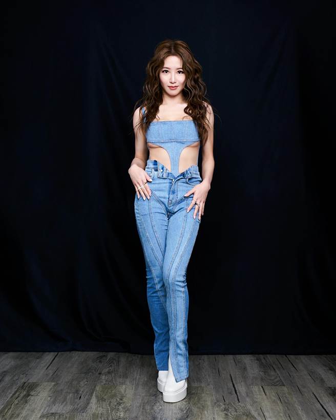 郭书瑶微露性感南半球超辣。（星星相艺提供）