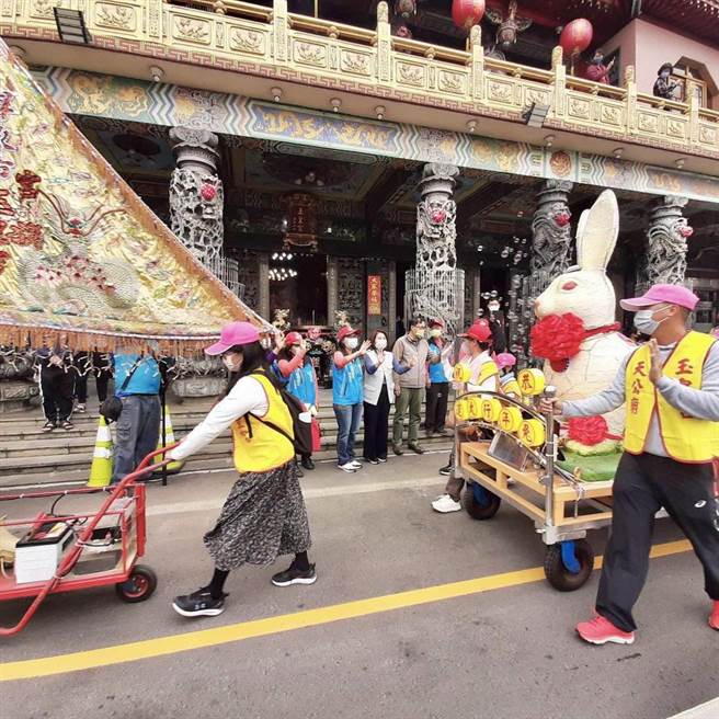 元旦新年踩街，屏东玉皇宫出动近100顶神轿在屏东市区遶境祈福。（屏县府提供／谢佳潾屏东传真）