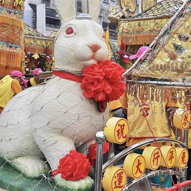 元旦新年踩街，屏东玉皇宫出动近100顶神轿在屏东市区遶境祈福。（屏县府提供／谢佳潾屏东传真）