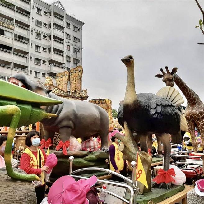 元旦新年踩街，屏东玉皇宫出动近100顶神轿在屏东市区遶境祈福。（屏县府提供／谢佳潾屏东传真）