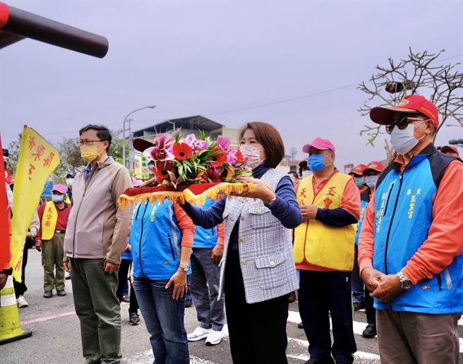 元旦新年踩街，屏东玉皇宫出动近100顶神轿在屏东市区遶境祈福。（屏县府提供／谢佳潾屏东传真）
