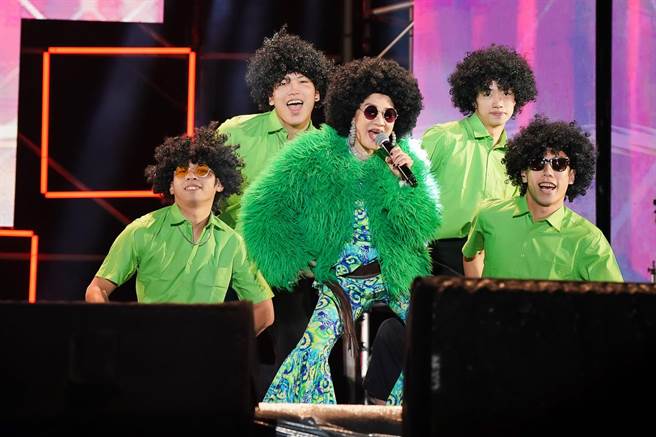 比莉在台東跨年演唱會上，頂爆炸頭勁歌熱舞。（TVBS提供）