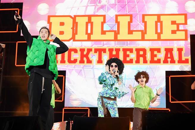 周湯豪偕媽媽比莉赴台東唱跨年晚會。（TVBS提供）