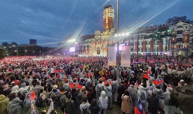 總統府1日舉行中華民國112年元旦升旗典禮，今年以「眾志成城，臺灣向前」為主題，吸引許民眾前來參加，一起歡慶中華民國112年的首日到來。（趙雙傑攝）