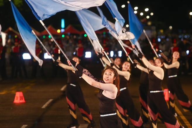 中華民國112年總統府前升旗典禮在新的一年之始進行，中山女高旗隊賣力演出。（鄧博仁攝）