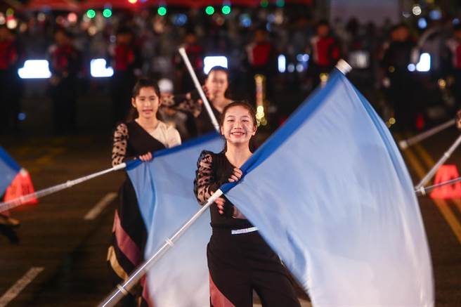 中華民國112年總統府前升旗典禮在新的一年之始進行，中山女高旗隊賣力演出。（鄧博仁攝）