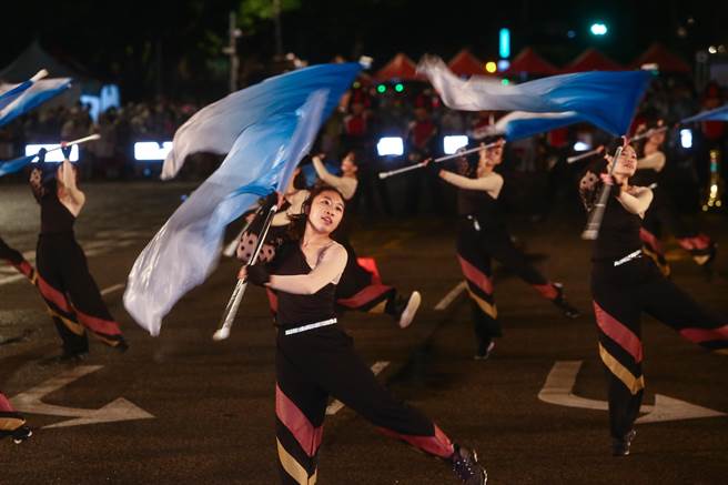 中華民國112年總統府前升旗典禮在新的一年之始進行，中山女高旗隊賣力演出。（鄧博仁攝）