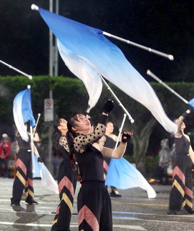 總統府1日舉行2023年元旦升旗典禮，由中山女高旗隊為典禮揭開序幕，精彩的演出，吸引大家的目光。（趙雙傑攝）