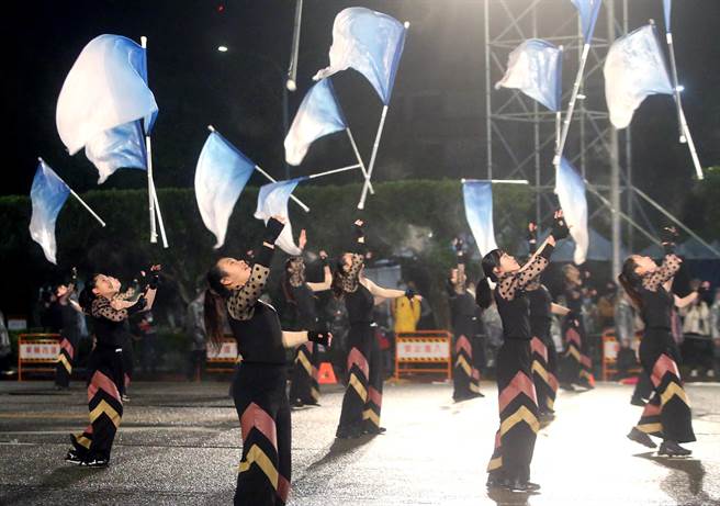 總統府1日舉行2023年元旦升旗典禮，由中山女高旗隊為典禮揭開序幕，精彩的演出，吸引大家的目光。（趙雙傑攝）