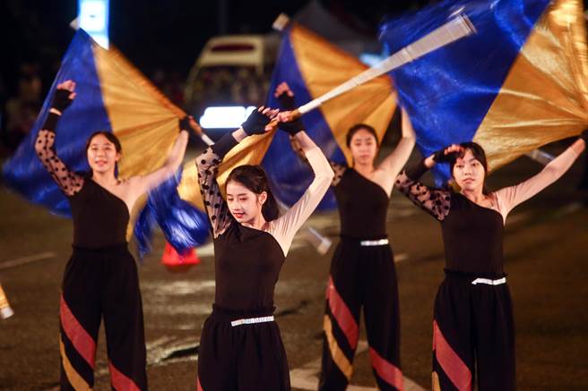 中華民國112年總統府前升旗典禮在新的一年之始進行，中山女高旗隊賣力演出。（鄧博仁攝）