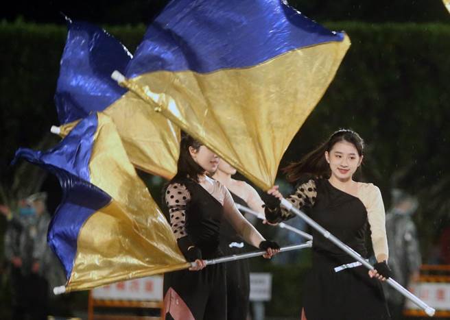 總統府1日舉行2023年元旦升旗典禮，由中山女高旗隊為典禮揭開序幕，精彩的演出，吸引大家的目光。（趙雙傑攝）