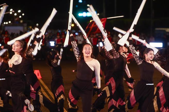 中華民國112年總統府前升旗典禮在新的一年之始進行，中山女高旗隊賣力演出。（鄧博仁攝）