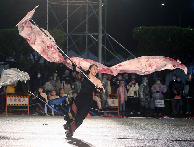 總統府1日舉行2023年元旦升旗典禮，由中山女高旗隊為典禮揭開序幕，精彩的演出，吸引大家的目光。（趙雙傑攝）