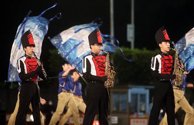 總統府1日舉行元旦升旗典禮，建國中學樂旗隊的演出，展現青春活力。（趙雙傑攝）