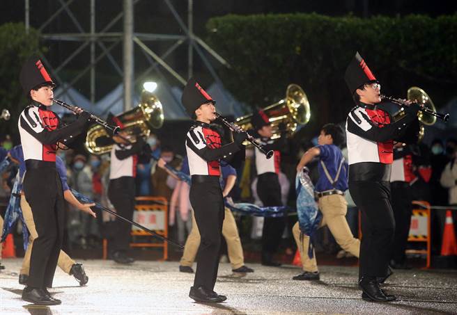 總統府1日舉行元旦升旗典禮，建國中學樂旗隊的演出，展現青春活力。（趙雙傑攝）