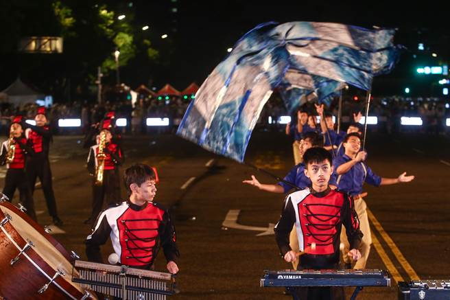 中華民國112年總統府前升旗典禮在新的一年之始進行，建國中學樂旗隊賣力演出。（鄧博仁攝）